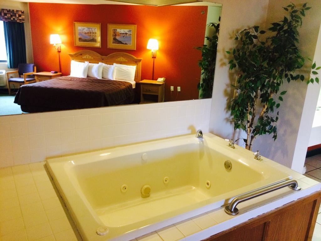 Regency Inn And Suites Stilwell Стая снимка