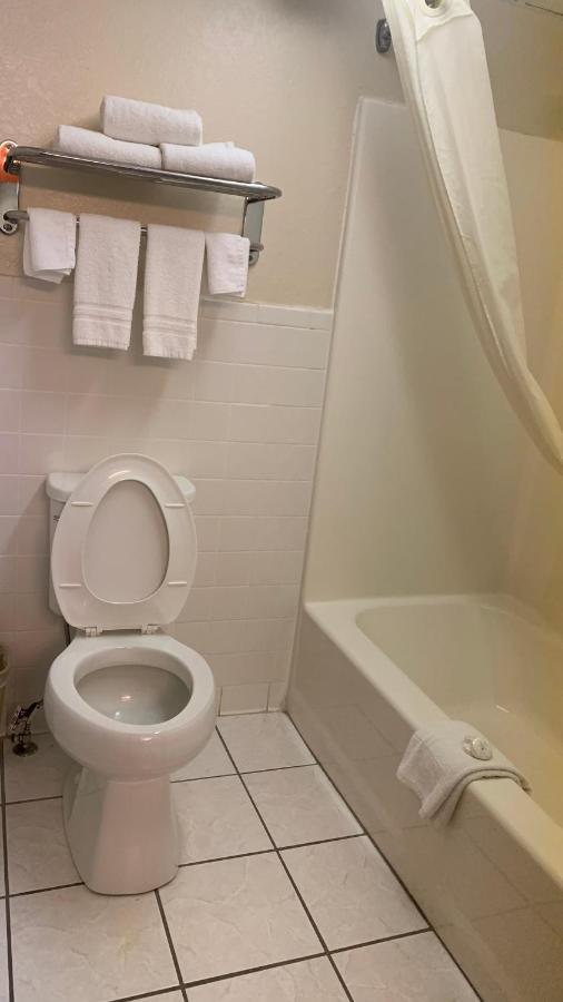 Regency Inn And Suites Stilwell Екстериор снимка