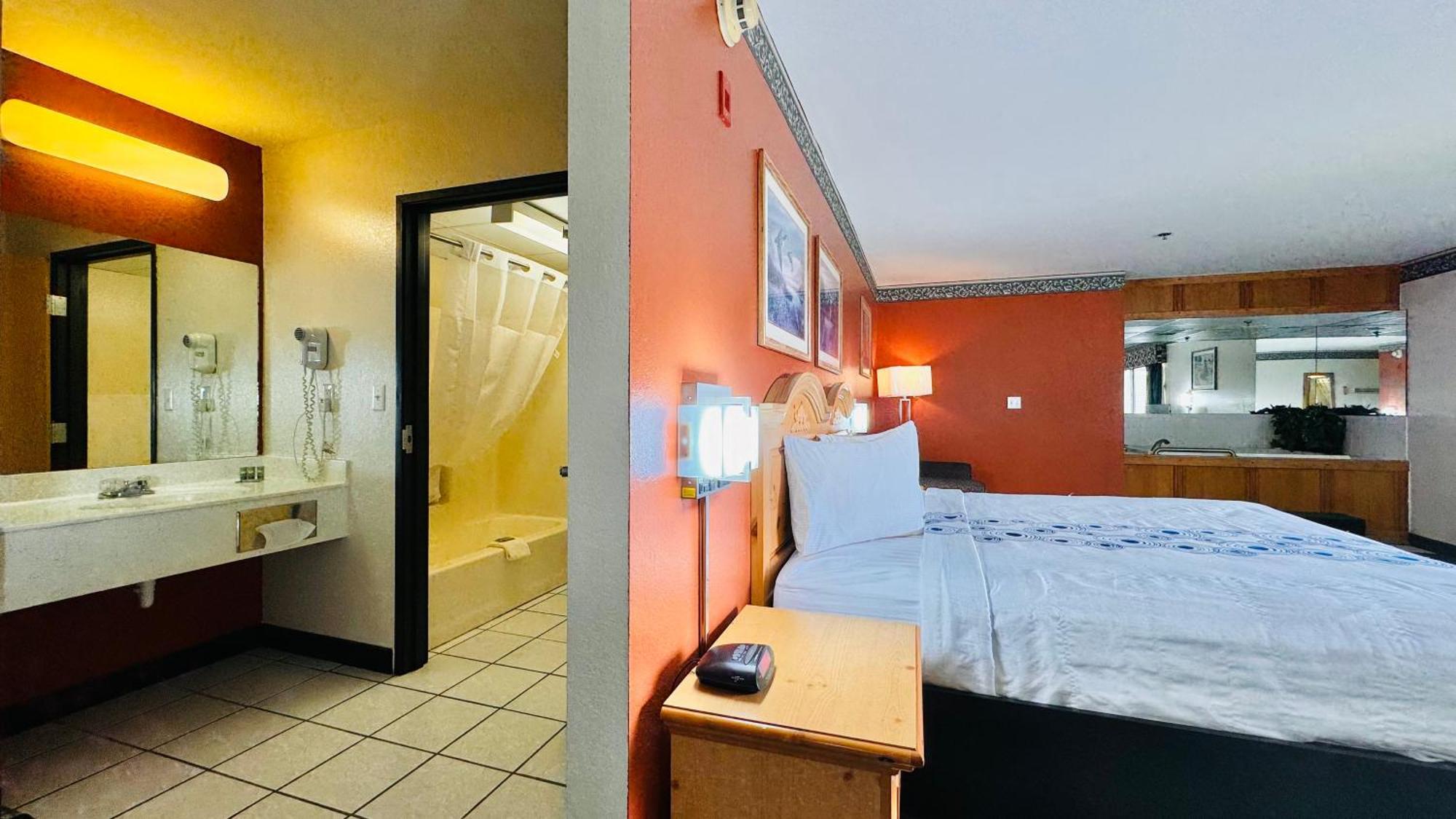 Regency Inn And Suites Stilwell Екстериор снимка