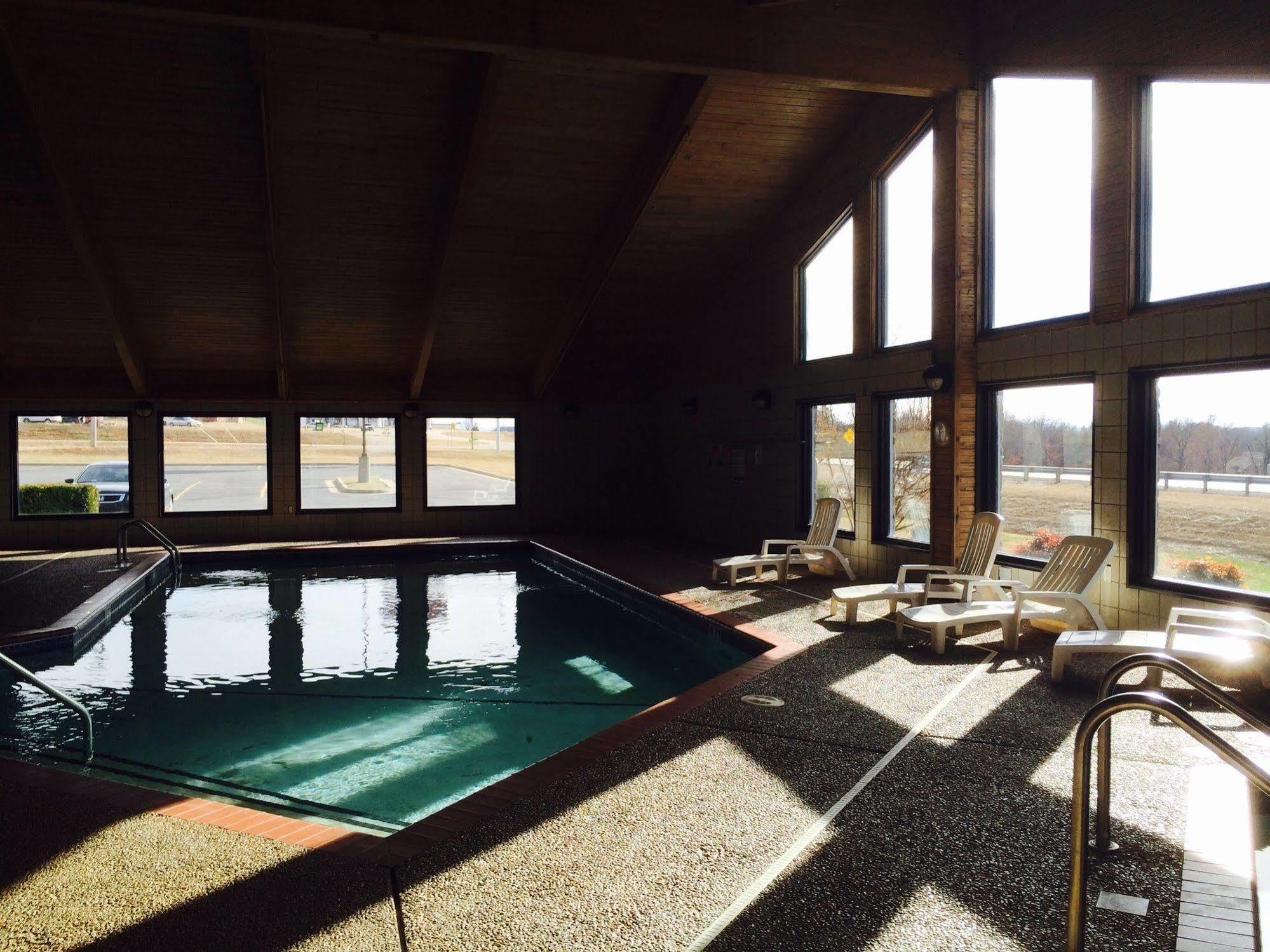 Regency Inn And Suites Stilwell Екстериор снимка