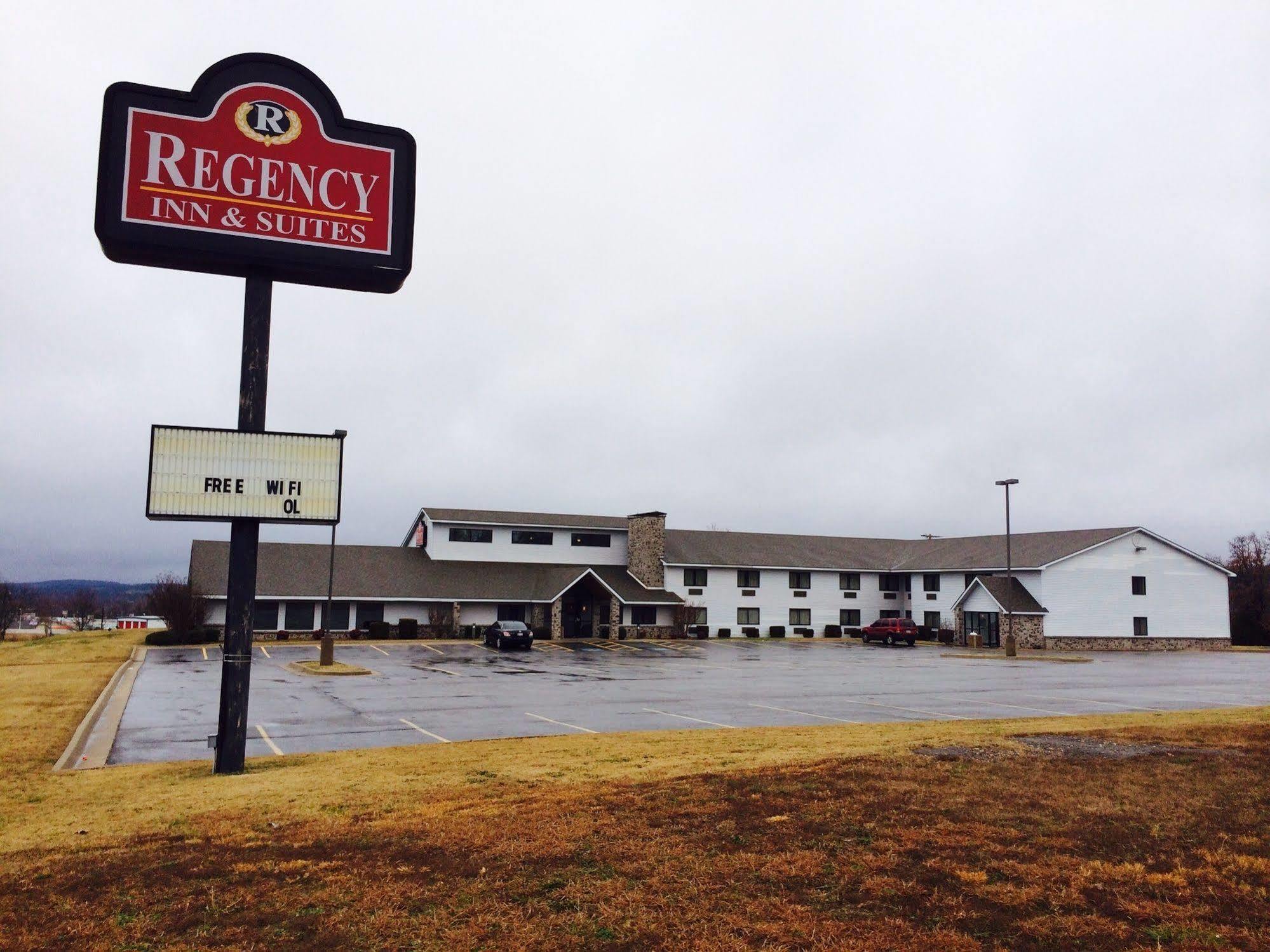 Regency Inn And Suites Stilwell Екстериор снимка