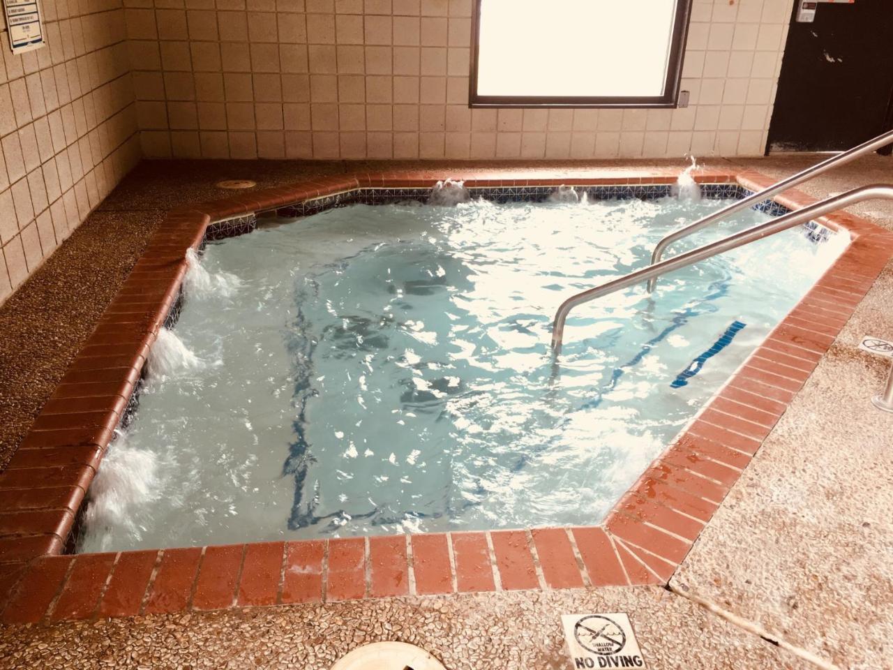 Regency Inn And Suites Stilwell Екстериор снимка