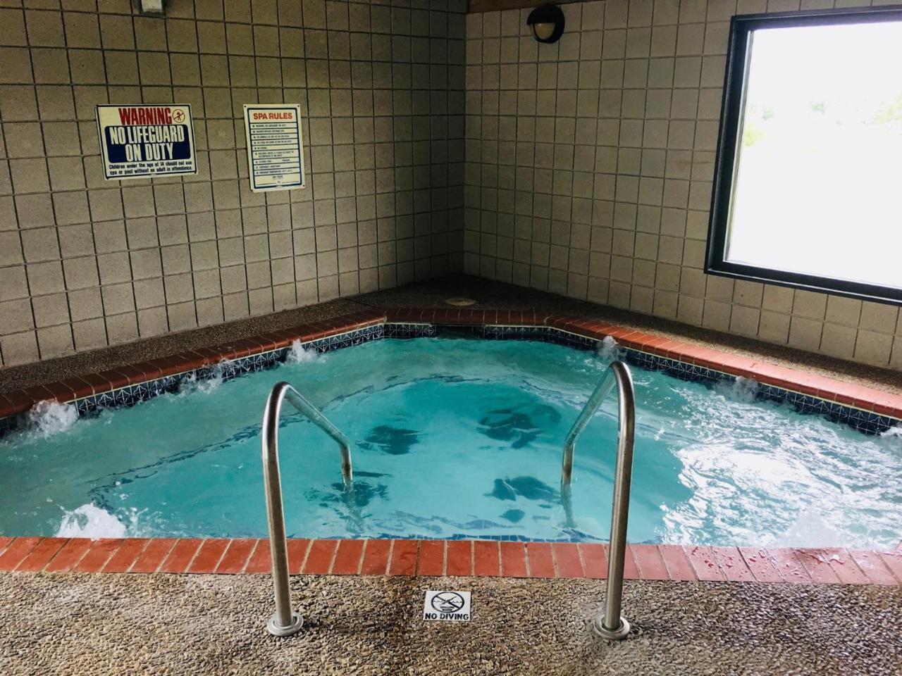 Regency Inn And Suites Stilwell Екстериор снимка